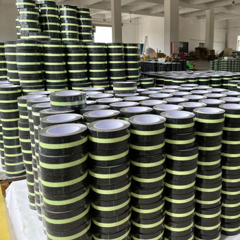 Gaismains mirdzoša slidināšanas lente kāpnēm, PVC pamats, akrila līme, biezums 0,8 mm, temperatūras diapazons 0–60°C