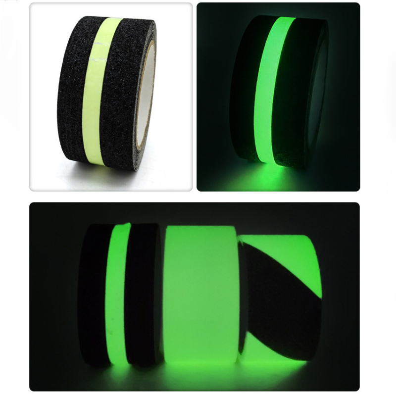 Gaismains mirdzoša slidināšanas lente kāpnēm, PVC pamats, akrila līme, biezums 0,8 mm, temperatūras diapazons 0–60°C