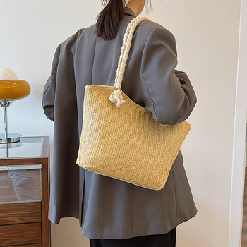 Ψάθινη τσάντα tote με σιλουέτα κουβά, φερμουάρ και επένδυση από συνθετικό δέρμα — στυλ αστικής απλότητας.