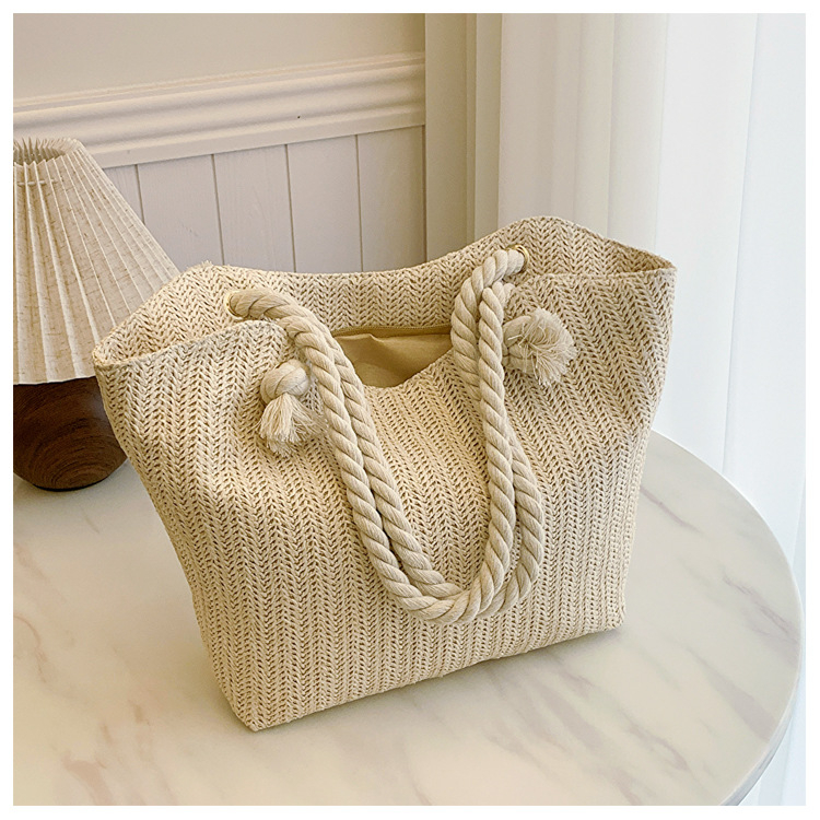 Szalmából készült tote táska kád-siluettel, cipzáras záródás, szintetikus bélés — városi egyszerű stílus.