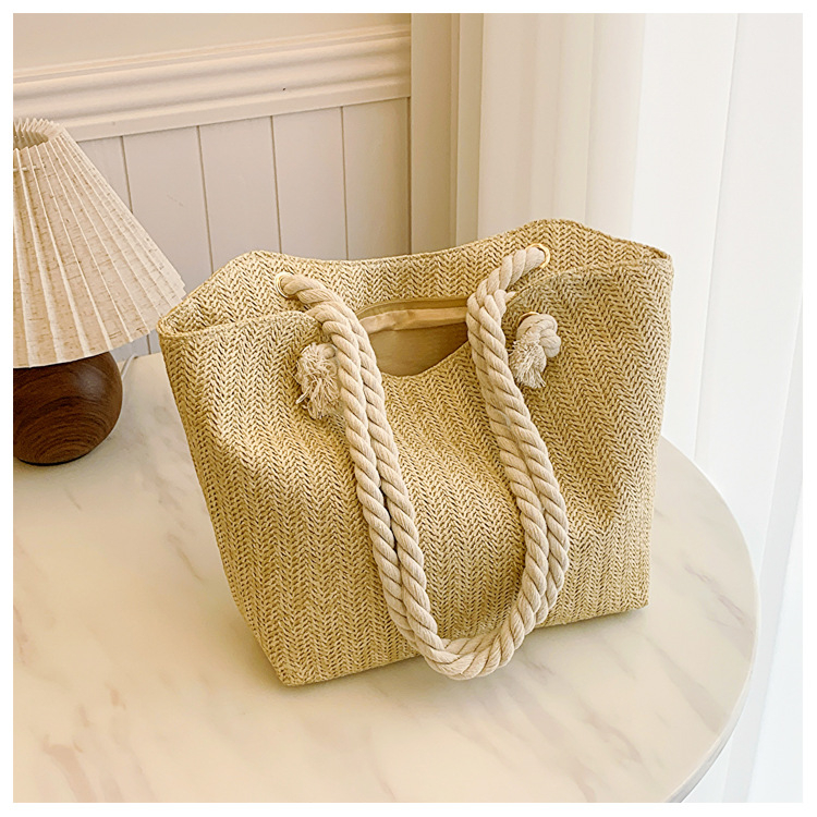 Szalmából készült tote táska kád-siluettel, cipzáras záródás, szintetikus bélés — városi egyszerű stílus.