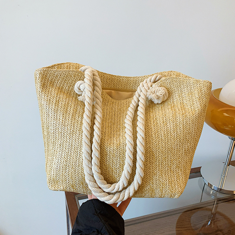 Szalmából készült tote táska kád-siluettel, cipzáras záródás, szintetikus bélés — városi egyszerű stílus.