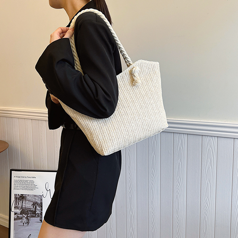 Szalmából készült tote táska kád-siluettel, cipzáras záródás, szintetikus bélés — városi egyszerű stílus.