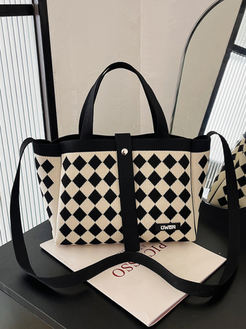 Плетена дамска чанта тип торба — градска простота, вълна, подплата полиестер, хоризонтална квадратна форма, цип.