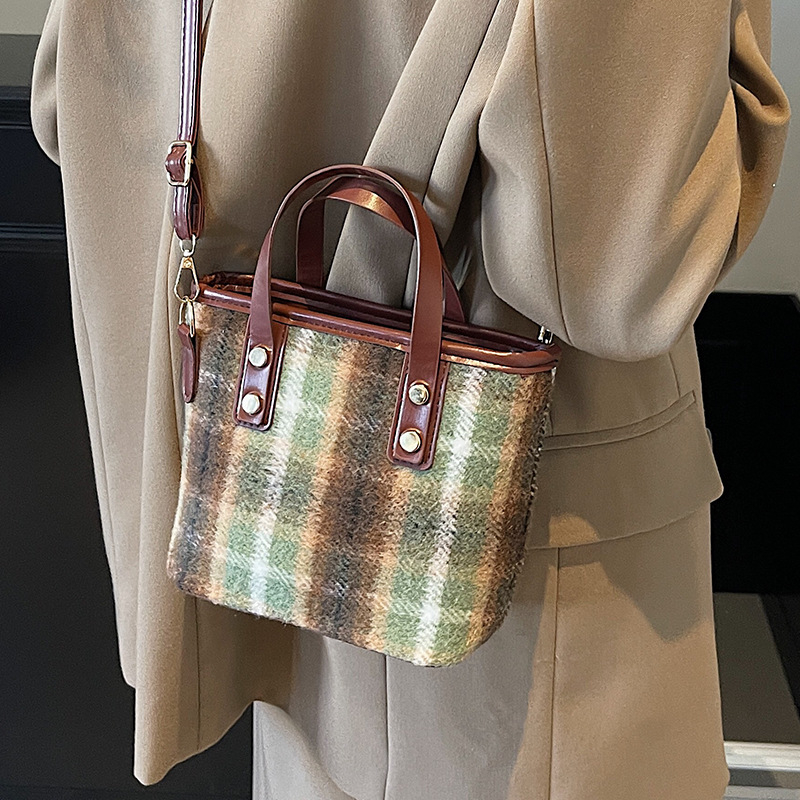 Unisex PU kibirinė rankinė per petį su užtrauktuku, poliesterio vidus, horizontali kvadrato forma