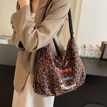 PU Tote чанта с вертикална квадратна форма, цип за затваряне, вътрешен джоб за мобилен телефон, подплата от полиестер и памук, единична презрамка