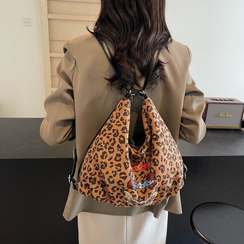 PU Tote чанта с вертикална квадратна форма, цип за затваряне, вътрешен джоб за мобилен телефон, подплата от полиестер и памук, единична презрамка