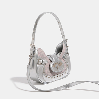 PU medžiagos crossbody krepšys, horizontali kvadrato forma, užtrauktuko uždarymas, poliesterio pamušalas, vidiniai kišenės: užtrauktuko kišenė, mobilaus telefono kišenė, ID kišenė