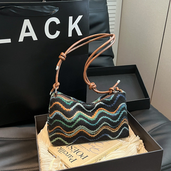 Τσάντα crossbody με εθνο-στιλ ριγέ σχέδιο, οριζόντιου τετράγωνου σχήματος, φερμουάρ, επένδυση από νάιλον, μία ιμάντα για καθημερινή χρήση