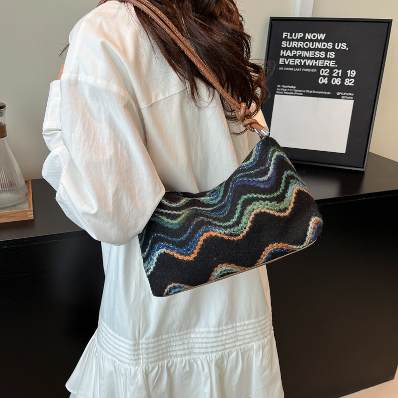 Etno-stílusú crossbody táska, csíkos mintával, horizontálisan négyzetes forma, cipzáras nyitás, nylon bélés, egy vállpánt, mindennapi használatra