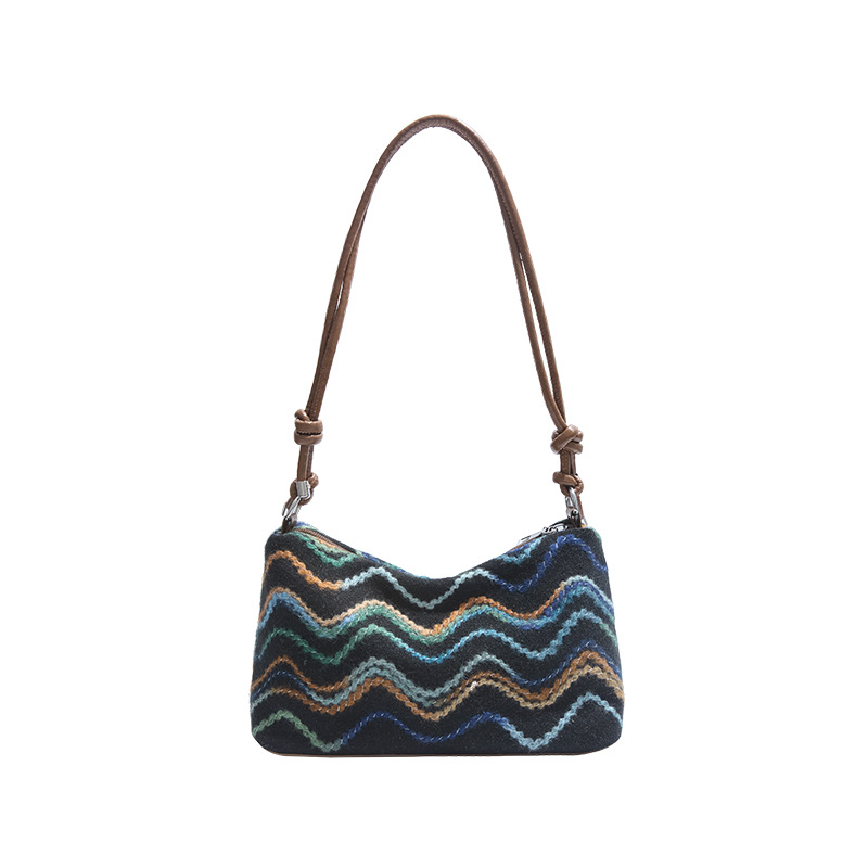 Etno-stílusú crossbody táska, csíkos mintával, horizontálisan négyzetes forma, cipzáras nyitás, nylon bélés, egy vállpánt, mindennapi használatra