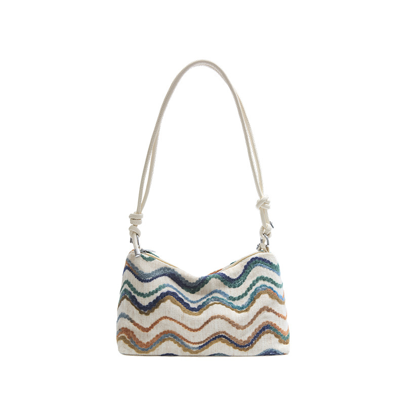 Etno-stílusú crossbody táska, csíkos mintával, horizontálisan négyzetes forma, cipzáras nyitás, nylon bélés, egy vállpánt, mindennapi használatra