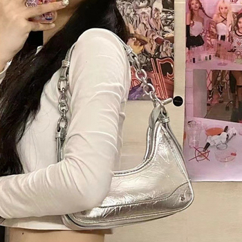 PU medžiagos baguette rankinė su grandine, laikoma rankose, horizontalaus kvadrato formos, užtrauktukas, šviežias ir mielas stilius