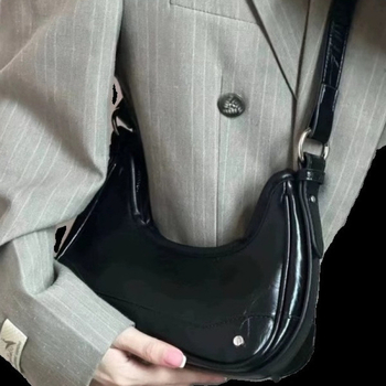 PU medžiagos baguette rankinė su grandine, laikoma rankose, horizontalaus kvadrato formos, užtrauktukas, šviežias ir mielas stilius