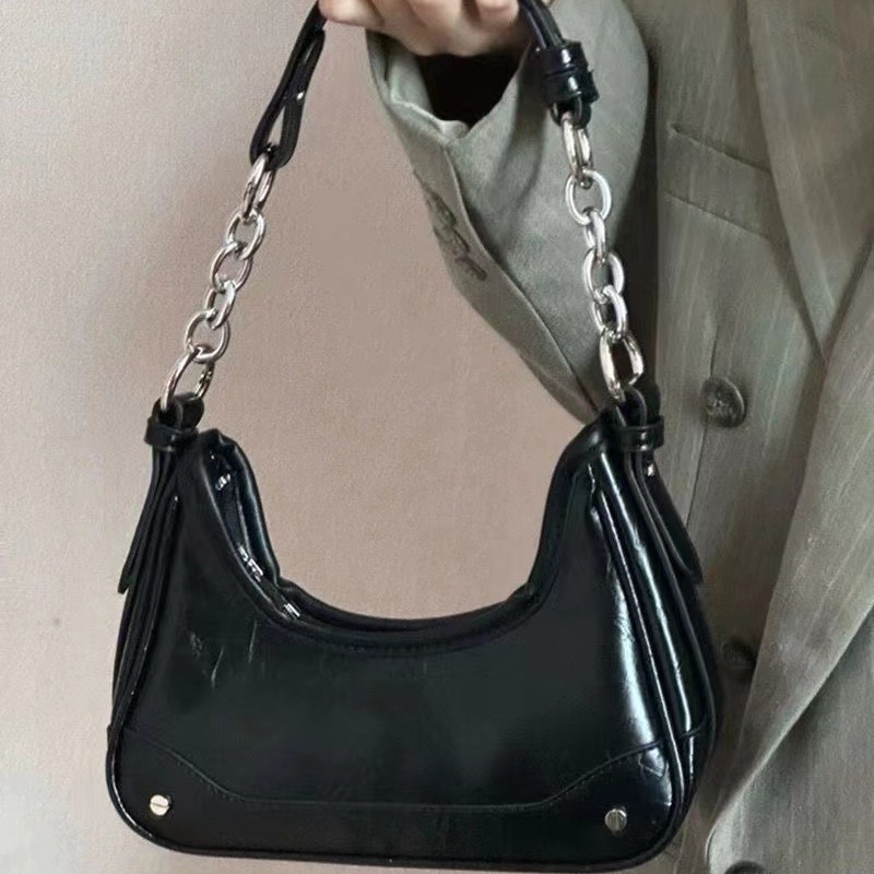 PU medžiagos baguette rankinė su grandine, laikoma rankose, horizontalaus kvadrato formos, užtrauktukas, šviežias ir mielas stilius