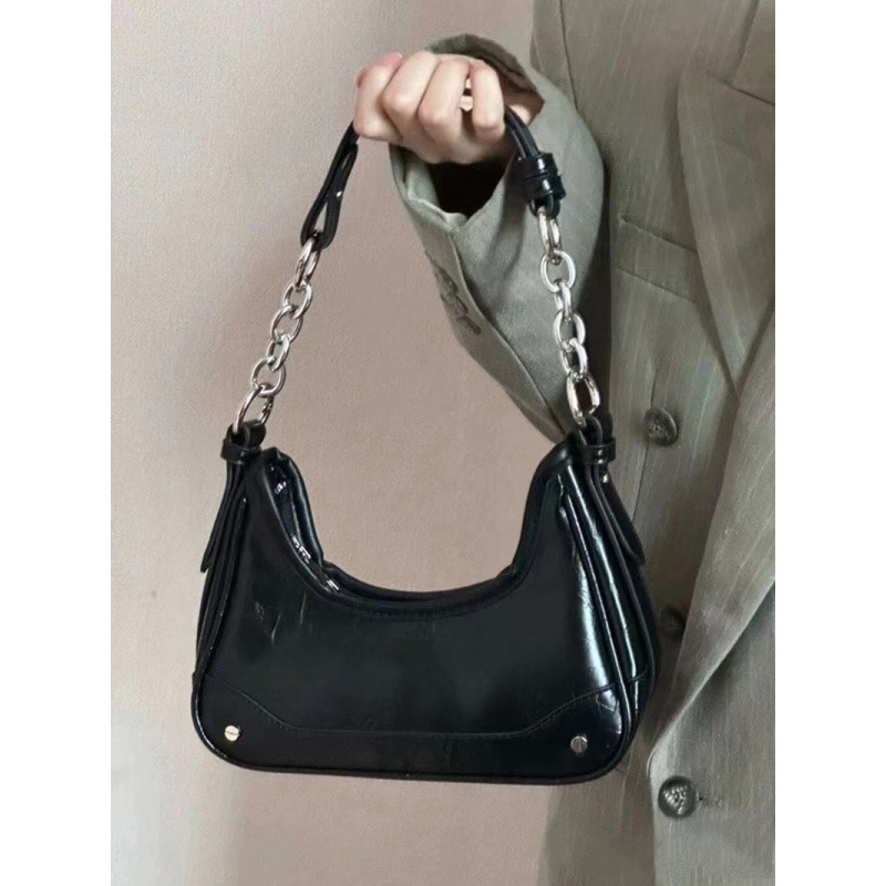 PU medžiagos baguette rankinė su grandine, laikoma rankose, horizontalaus kvadrato formos, užtrauktukas, šviežias ir mielas stilius