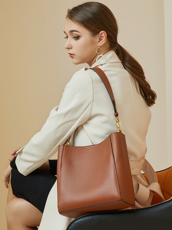 Дамска чанта тип кофа от естествена кожа, закриване с цип, вътрешен джоб с цип и джоб за телефон, полиестерна подплата