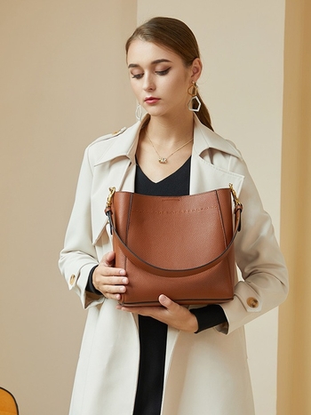 Дамска чанта тип кофа от естествена кожа, закриване с цип, вътрешен джоб с цип и джоб за телефон, полиестерна подплата