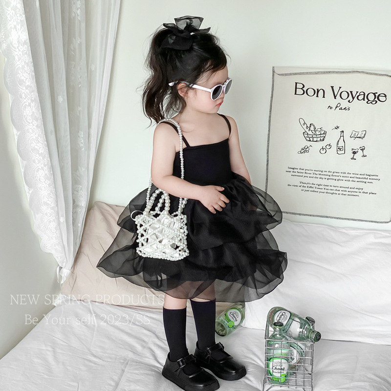 Akrilinė bucket rankinė su miesto minimalistiniu stiliumi, horizontalaus kvadrato formos, užsegimas virvute, vidinė kišenė telefonui