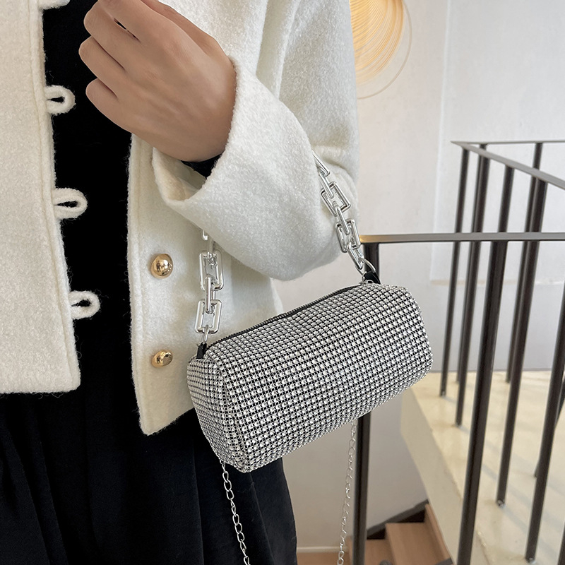 Geantă crossbody - PU, cilindrică, curea din lanț, fermoar, Vara 2024