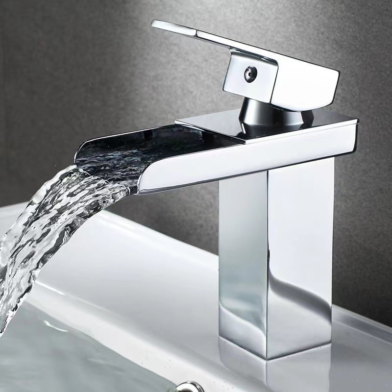 Vonios kriauklei maišytuvas karštam ir šaltam vandeniui, varinis korpusas, keraminių vožtuvo šerdis, temperatūros intervalas 0–99°C, vožtuvo sėdynės skersmuo 35 mm