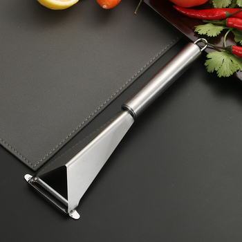 Trys viename vaisių ruošimo įrankis: nulupti, supjaustyti ir raižyti peiliu – nerūdijantis plienas, pritaikomas, su įspaustu logotipu, licencijuotas privatinis ženklas