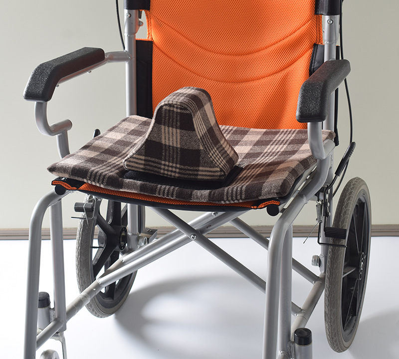 Yingkang дюше за инвалидна количка с антиязвена защита, сваляем и пране, материали: сандвич-мрежа + измиваща се гъба + лента + катарама