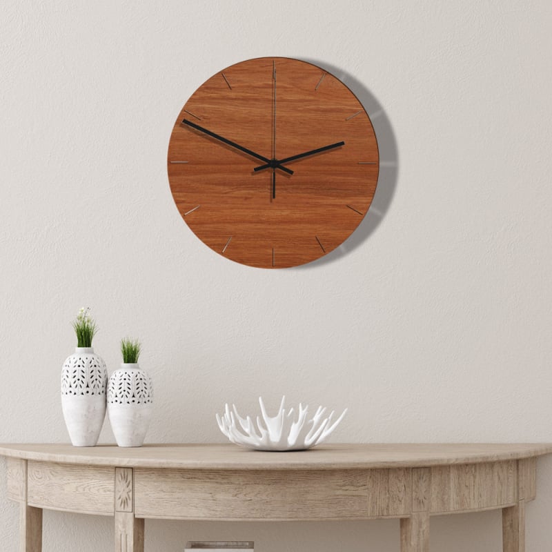 Стeнен часовник, силует кръгло-правоъгълен, дървен циферблат, захранван с батерия, плавно движение стрелки