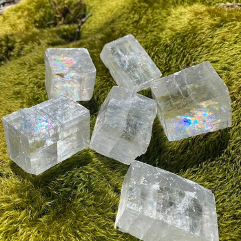 Rainbova kalcīta kristāla bloks – geometrija akmens dekors, polijēts, mūsdienīgs minimālisma stils, dāvana kāzām un dzimšanas dienām