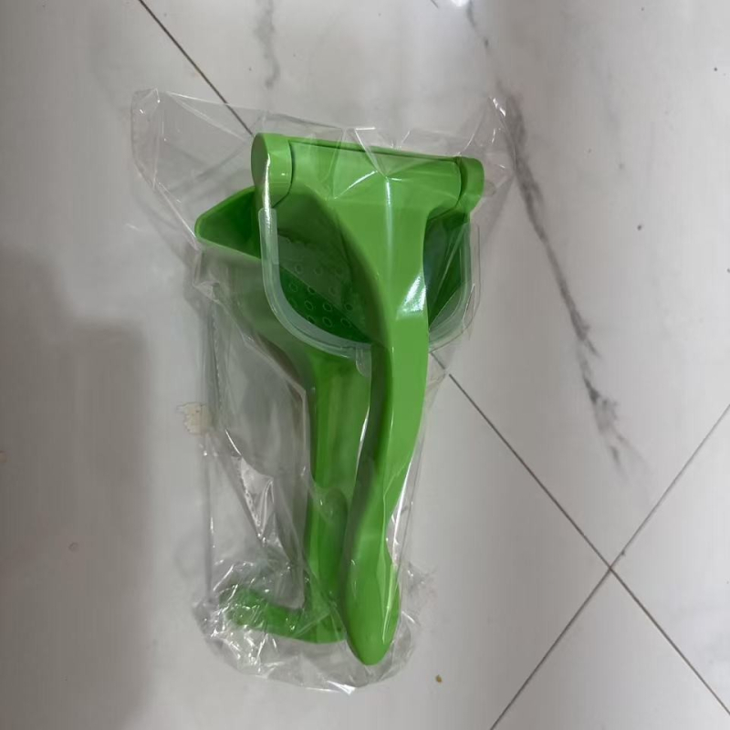 Rankinis sultis spaudimo įrenginys Yigou, PP medžiaga, be elektros, spaudžia citrinų ir apelsinų sulčių, kilmė Yiwu, išleistas 2021 m. vasarą.