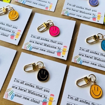 Μπρελόκ με χαμογελαστό πρόσωπο; μέταλλο; μοντέρνο καλλιτεχνικό στυλ; ιδανικό δώρο για την πρώτη μέρα του σχολείου