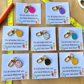 Μπρελόκ με χαμογελαστό πρόσωπο; μέταλλο; μοντέρνο καλλιτεχνικό στυλ; ιδανικό δώρο για την πρώτη μέρα του σχολείου