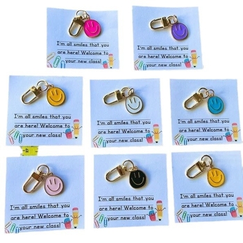 Μπρελόκ με χαμογελαστό πρόσωπο; μέταλλο; μοντέρνο καλλιτεχνικό στυλ; ιδανικό δώρο για την πρώτη μέρα του σχολείου