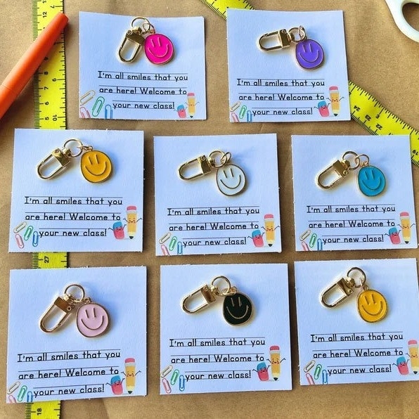 Breloc de chei cu zâmbet; metal; stil modern de artă; cadou ideal pentru prima zi de școală
