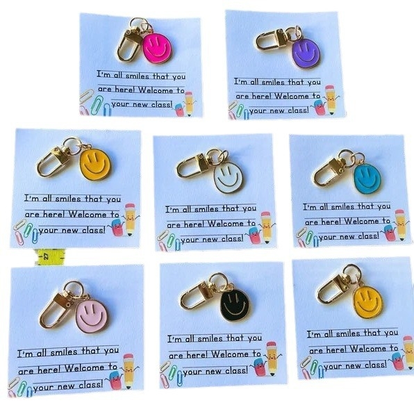 Breloc de chei cu zâmbet; metal; stil modern de artă; cadou ideal pentru prima zi de școală