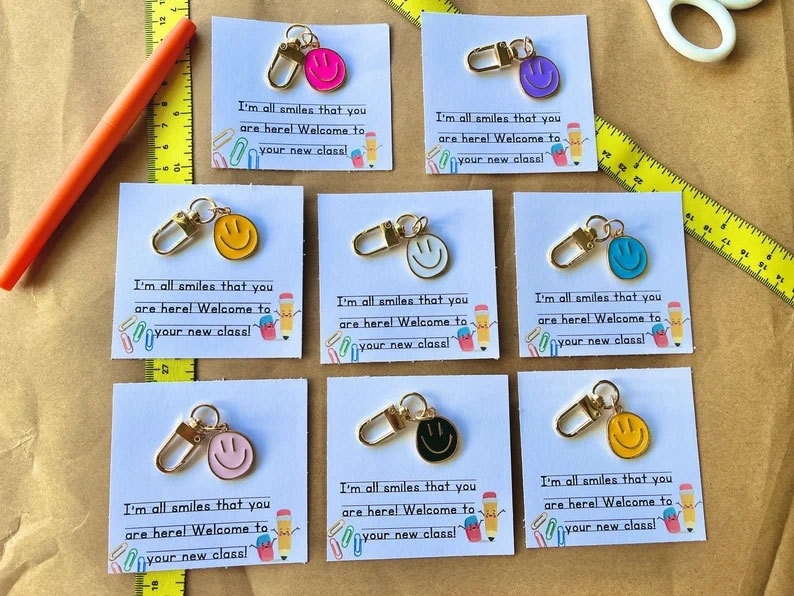 Breloc de chei cu zâmbet; metal; stil modern de artă; cadou ideal pentru prima zi de școală