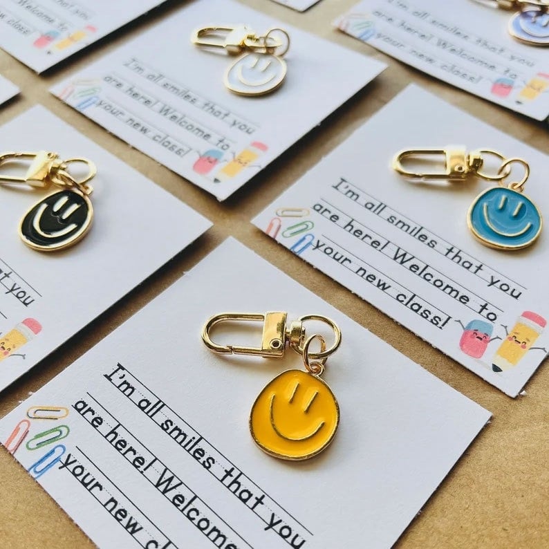 Breloc de chei cu zâmbet; metal; stil modern de artă; cadou ideal pentru prima zi de școală