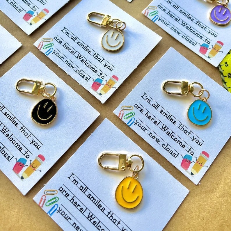 Breloc de chei cu zâmbet; metal; stil modern de artă; cadou ideal pentru prima zi de școală