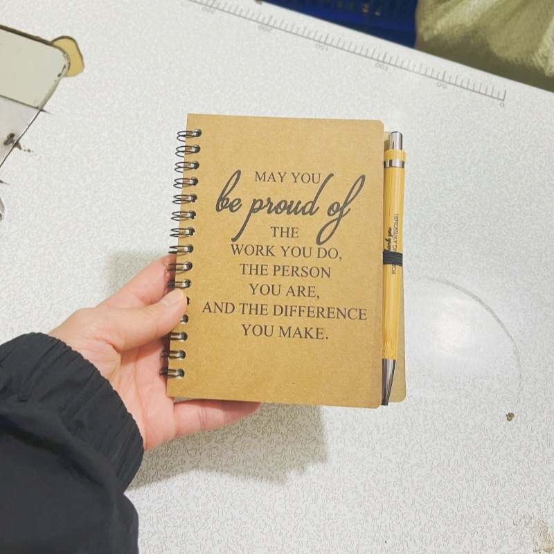 Set de carnet spiral și stilou din bambus (model LN20250222, 50 pagini, hârtie 80gsm, personalizare disponibilă, cadou gata de oferit)