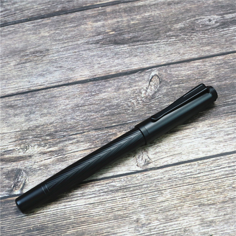 Uniszex fémből készült töltőtoll, cserélhető tintatartállyal és gravírozással