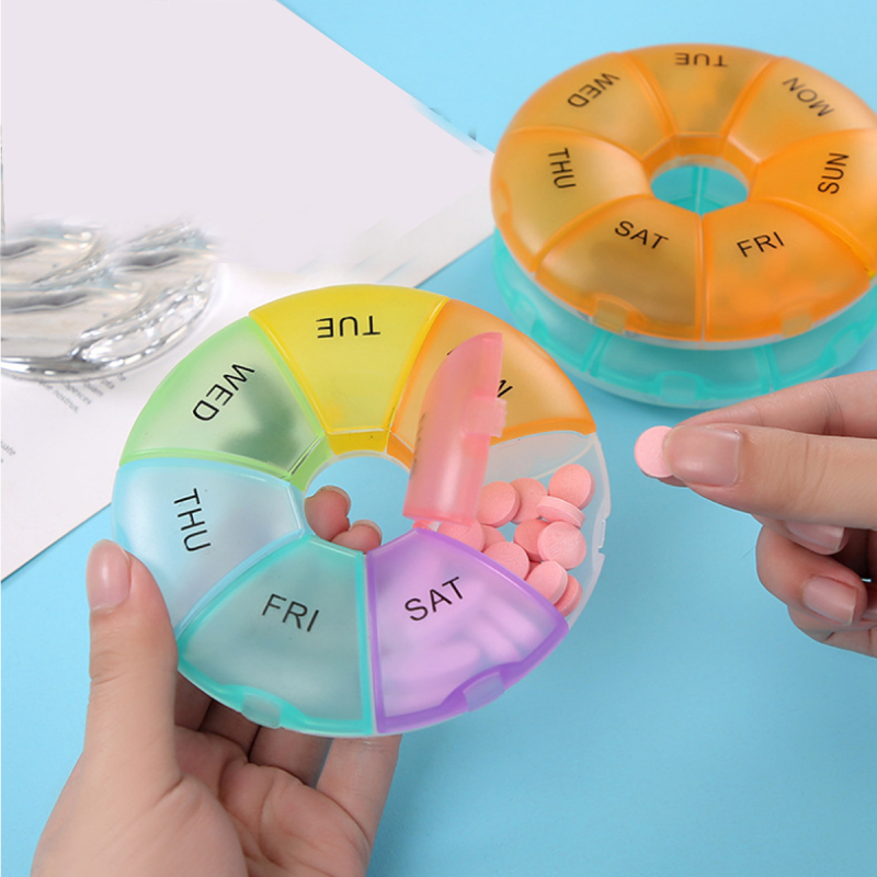 Kutija za tablete s 7 pretinaca, prenosiva, PP plast, dimenzije 12×12×2,5 cm, tjedni organizator lijekova