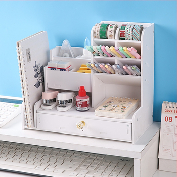 Πολυλειτουργικός οργανωτής γραφείου για στυλό με κεκλιμένα διαμερίσματα και συρτάρι — κατασκευή από PVC ξυλοπλαστικό πάνελ, Independent, Μοντέλο 2409060016