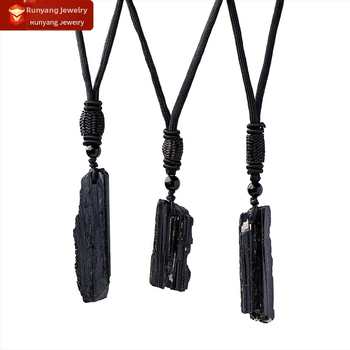 Piekariņš ar dabīgu melno turmalīna kristālu | kristāla akmens juvelierizstrādājumi | materiāls: turmalīns; stils: mūsdienīgs minimālisms; iesaiņojums: PP maisiņš