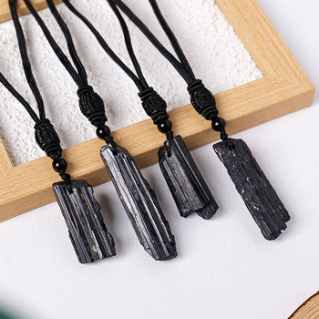 Piekariņš ar dabīgu melno turmalīna kristālu | kristāla akmens juvelierizstrādājumi | materiāls: turmalīns; stils: mūsdienīgs minimālisms; iesaiņojums: PP maisiņš