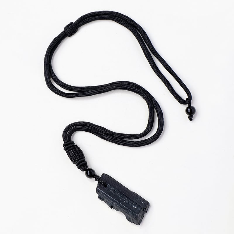 Piekariņš ar dabīgu melno turmalīna kristālu | kristāla akmens juvelierizstrādājumi | materiāls: turmalīns; stils: mūsdienīgs minimālisms; iesaiņojums: PP maisiņš