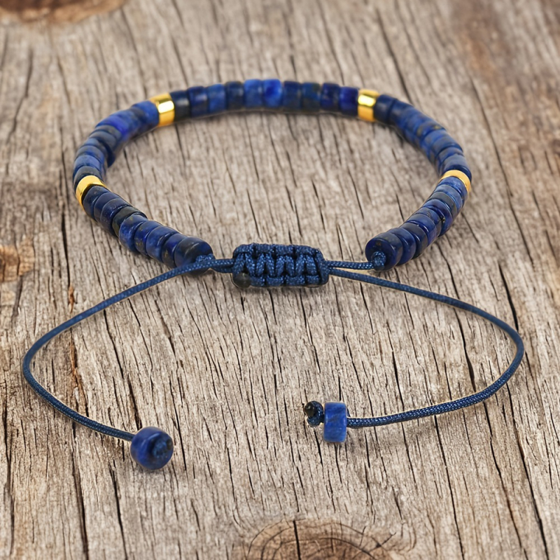 Természetes lazisz lazuli gyöngyökkel készült karkötő, görgő formájú gyöngyökkel és spacerrel, szőtt zsinórral, kézzel készített.