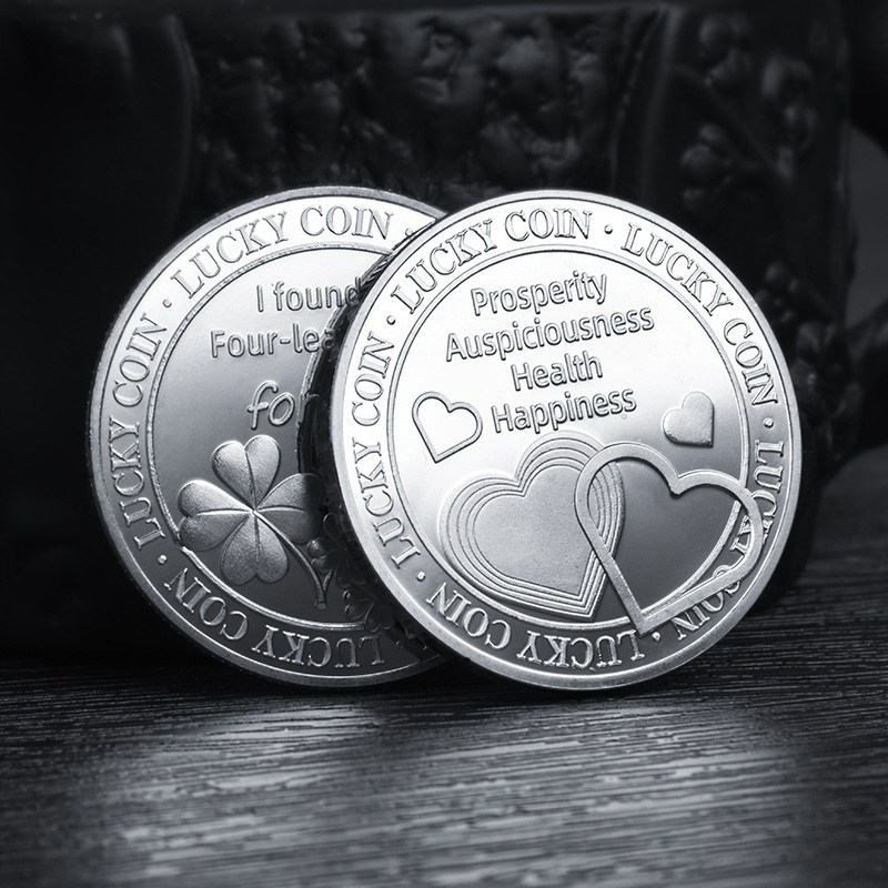 Vasból készített emlékmedál szívmotívummal és szerencsés négylevelű lóhere motívummal; Márka: One Silver and Two Blessings; Kategória: Emlékmedálok; Csomagolás: PP zacskó; Alkalmazási területek: Iroda