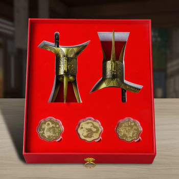 Διακοσμητικό σετ με αυτοκρατορικό μοτίβο από κράμα ψευδαργύρου, με τιμητικά μενταγιόν — Langhui Crafts, γεωμετρικός διακοσμητικός σχεδιασμός