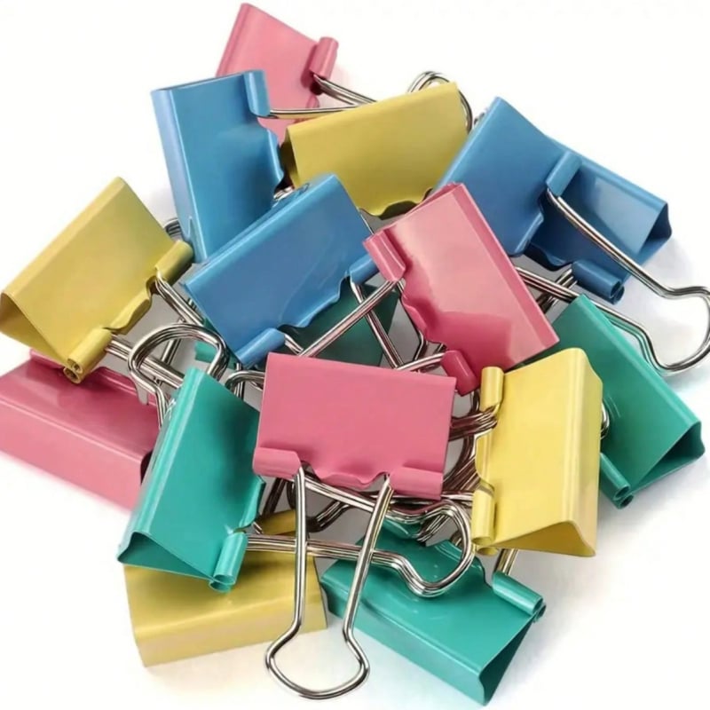 Metāla stūrklips biroja dokumentiem