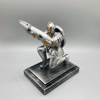 Държач за химикалки – Рицар с щит, орнамент от смола, творчески стил